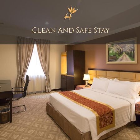 Malacca Hallmark Crown Hotel מראה חיצוני תמונה